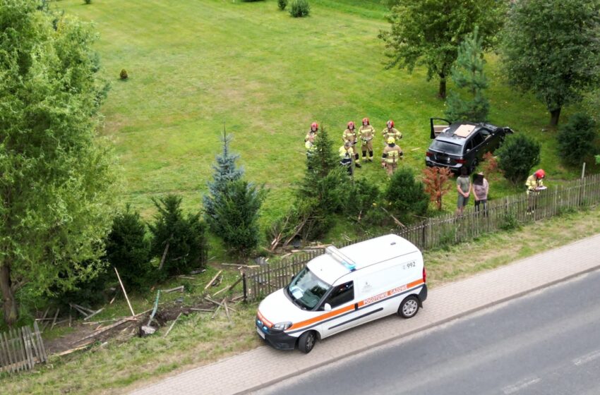 Groźny wypadek w Jeżowie Sudeckim – samochód wjechał na posesję