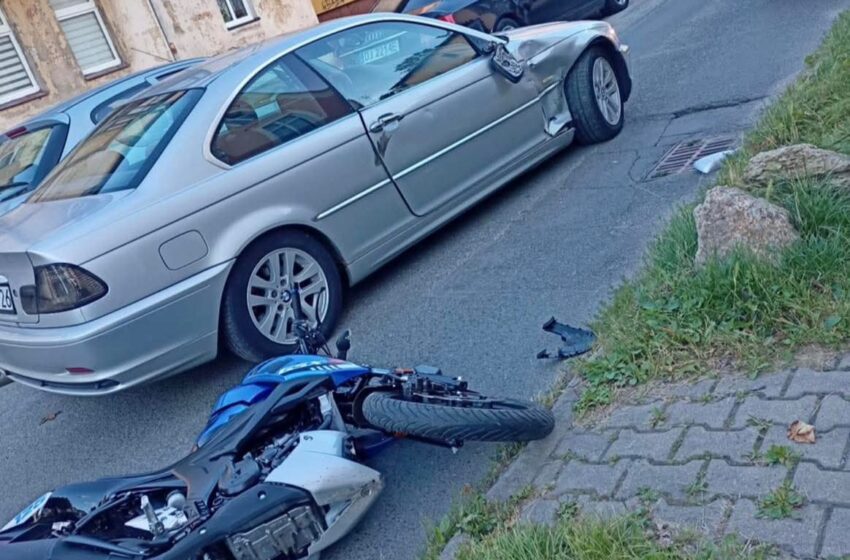 Kolizja na ul. Traugutta w Jeleniej Górze – motocyklista uderzył w auto wyjeżdżające z postoju
