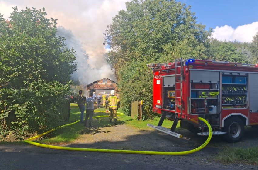 Pożar garażu w Pobiednej. Na miejscu kilka zastępów straży