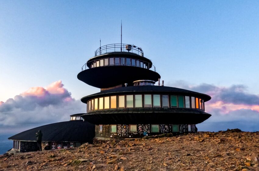  Prosimy o szacunek dla miejsc wyjątkowych – apel IMGW z najwyższego szczytu Sudetów