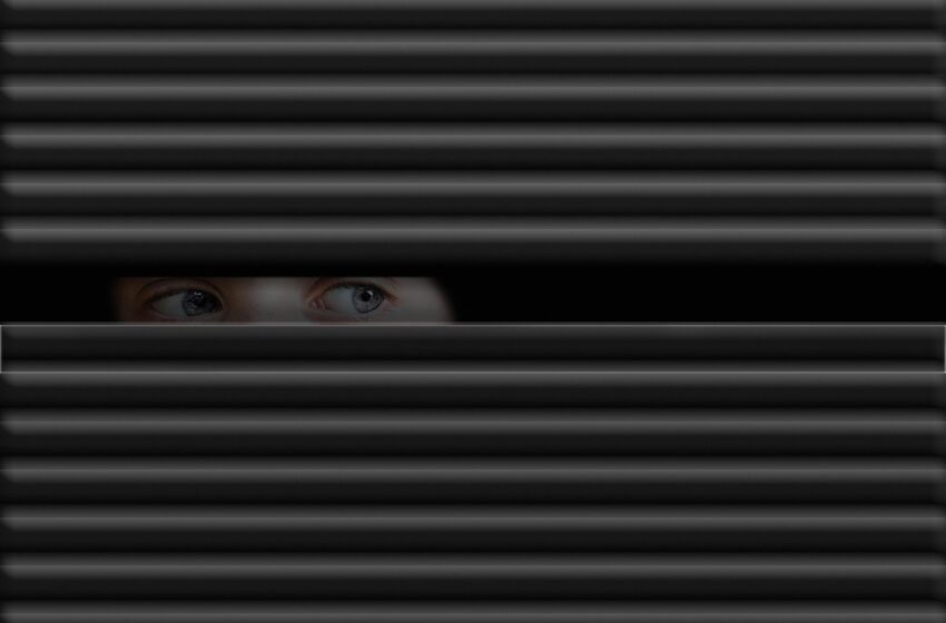  Uciekał przed policją i wpadł… w tapczan, myśląc, że tam go nie znajdą