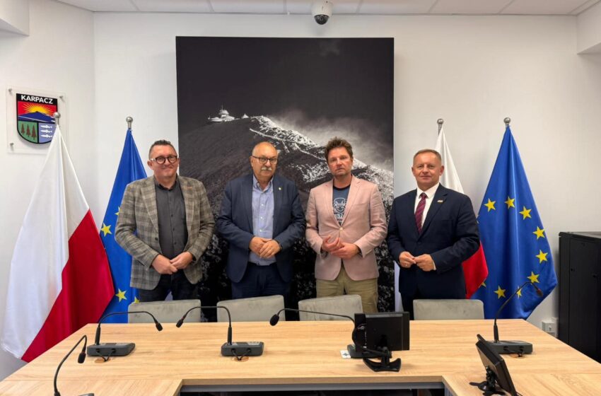  Cezary Przybylski podsumowuje wizytę w powiecie karkonoskim